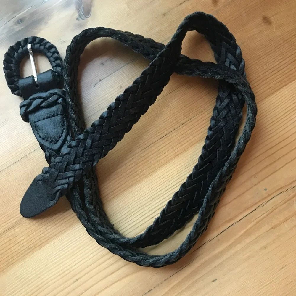 M-L Black Leather Woven Argentina Leather Belt EUC 41”
